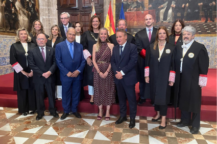 Ana Clara Villanueva ha asistido hoy al acto conmemorativo del 30 aniversario de la creación del Consell Jurídic Consultiu de la Comunitat Valenciana, celebrado en el Palau de la Generalitat, en un emotivo encuentro cuyo acto central ha sido el discurso de su presidenta, Margarita Soler Sánchez, y que ha reunido a representantes institucionales y de diferentes órganos consultivos autonómicos. La presencia de la presidenta del Consejo de Navarra se enmarca en la relación de colaboración y cooperación que mantienen los órganos consultivos de las comunidades autónomas, que comparten la función de prestar asesoramiento jurídico a sus respectivas instituciones.